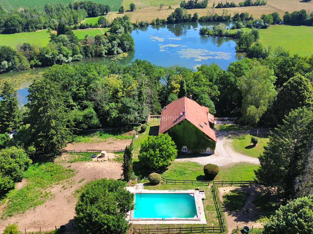CENTRE ÉQUESTRE + DEMEURE DE CARACTERE. DOMAINE D'EXCEPTION AUX PORTES DE BESANCON. POTENTIEL TOURISTIQUE
