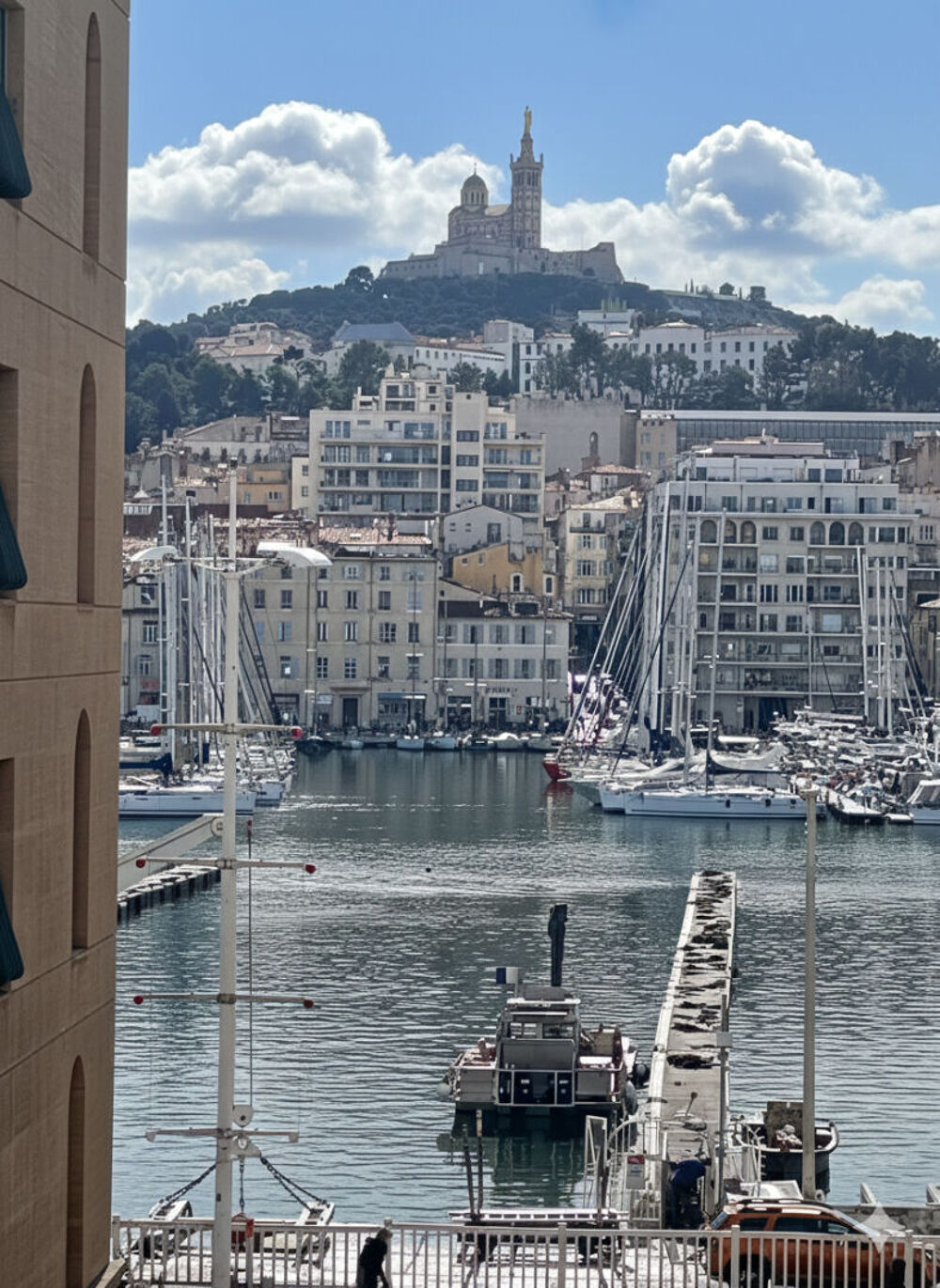 MARSEILLE 2 - SECTEUR QUAI DU VIEUX PORT - RUE DE LA LOGE - APPARTEMENT 4 PIECES - TRAVERSANT - LUMINEUX - ASCENSEUR - VUE EXCEP