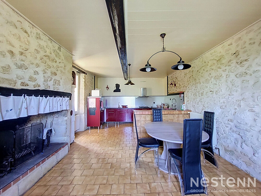A Vendre Maison en pierre rénovée avec dépendances sur plus de 6 600 m² à Saint-Puy