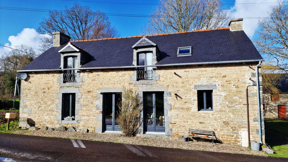 COTES D'ARMOR Maison de caractère en pierre de 3 chambres avec style,; terrasse et parking.
