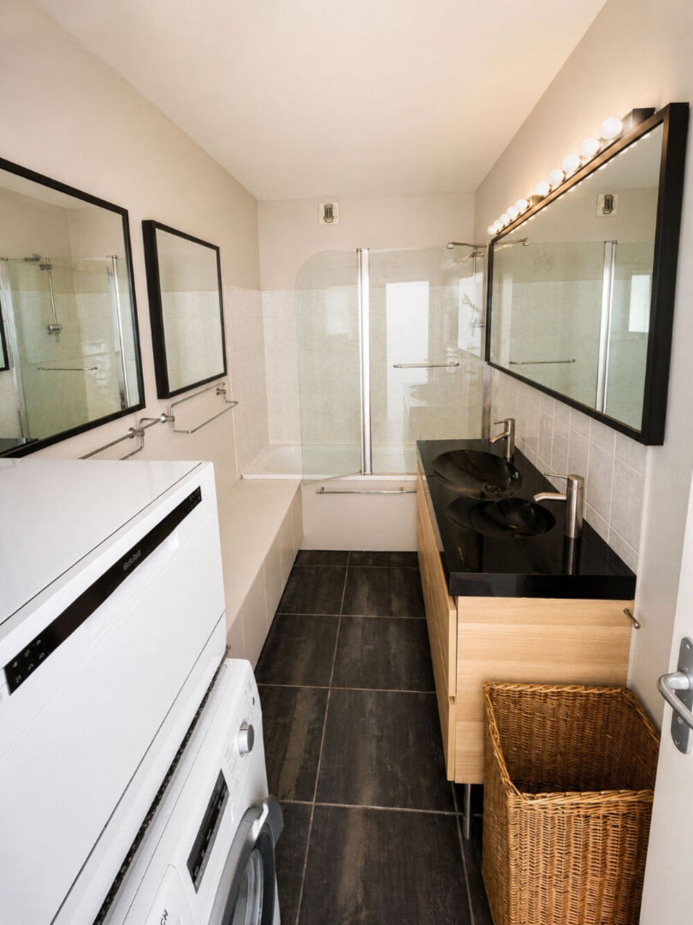 Vente Appartement TOURS HYPERCENTRE Élégant appartement de 66 m² avec parking, à deux pas de la gare TGV, bus, tramway, commerces, écoles... Tours