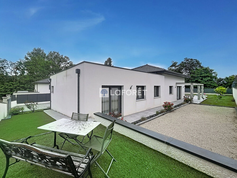 Maison contemporaine de plain-pied avec piscine chauffée et prestations haut de gamme