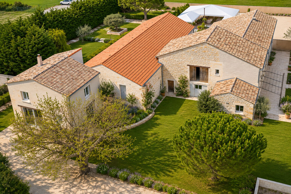 Mas en pierre avec salle de réception 240 m² . Gîtes .Mariages . Entre Uzès et Orange