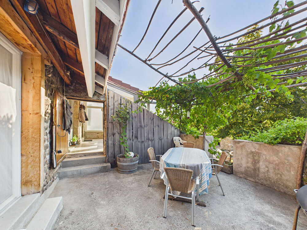 Maison au coeur d'un hameau avec dépendance et vaste terrain à Desaignes