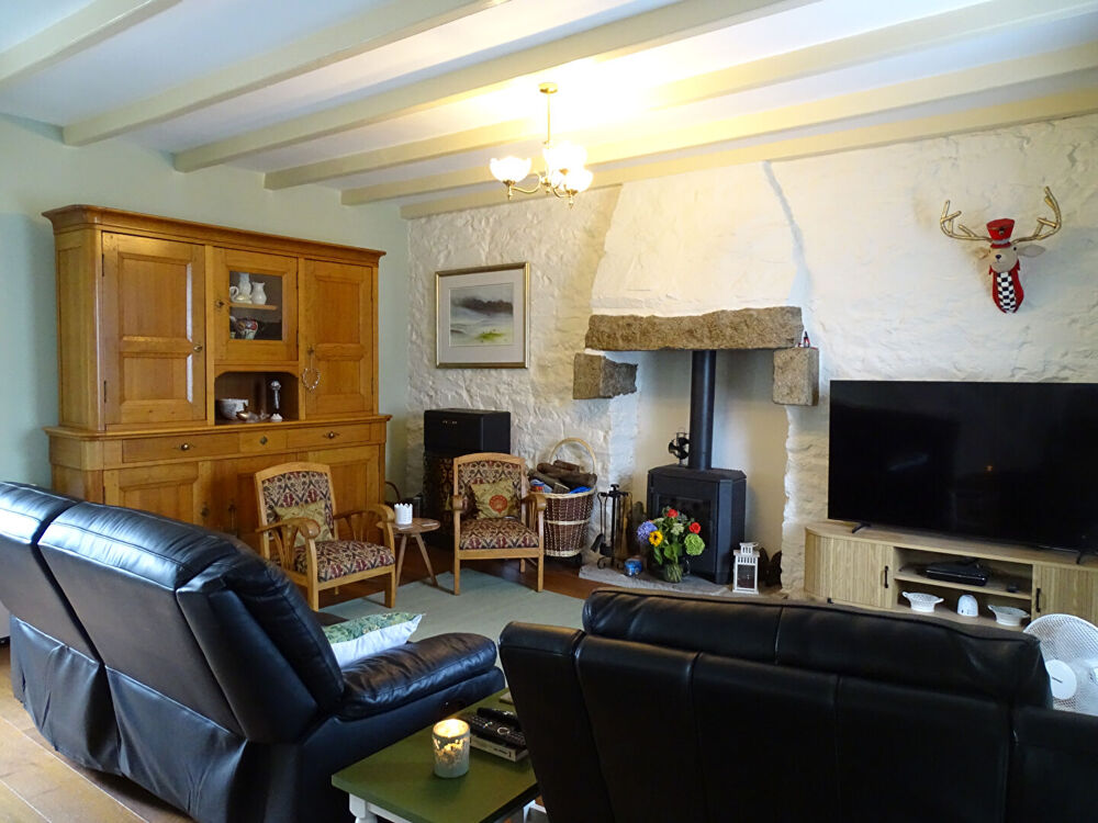 FINISTÈRE. Belle maison individuelle en pierre de 3 chambres avec jardin clos à Poullaouen