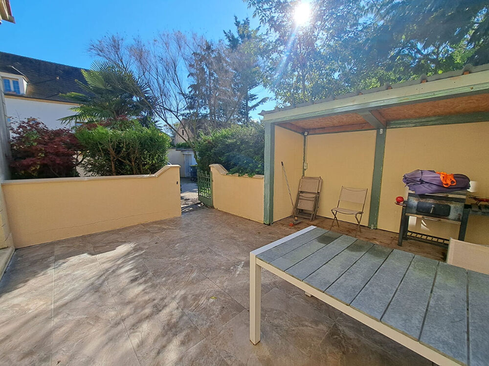 Belle demeure de 342m² avec piscine intérieur, sous-sol total dans le village de FAVRIEUX