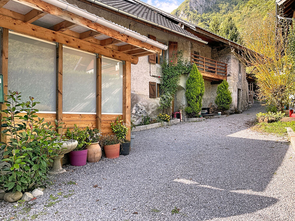 Corps de ferme avec dépendances, jardins et bois, à vendre à Faverges-Seythenex