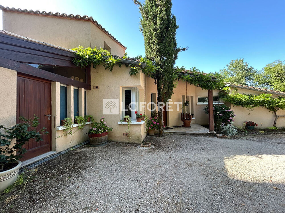 Cahors belle maison T5 avec 4 chambres , piscine sur 3200m² de terrain.