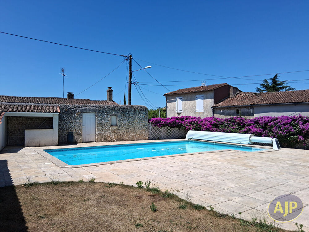 Ensemble de biens avec une piscine