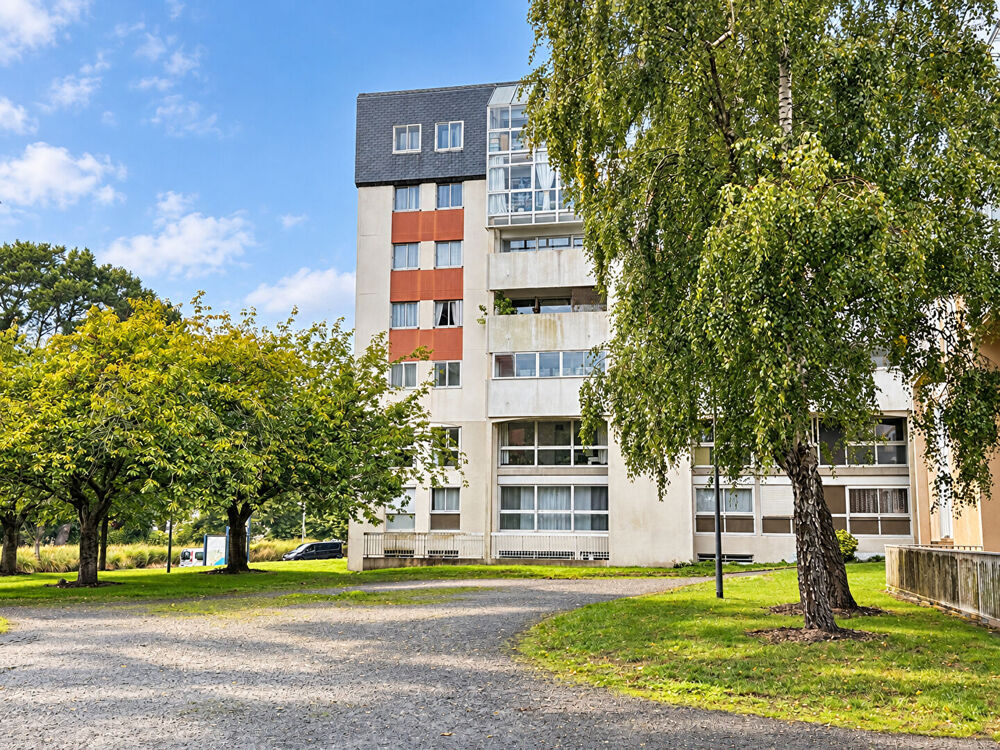 FINISTÈRE: Brest. Spacieux appartement T4 meublé avec ascenseur et deux places de stationnement sécurisées.