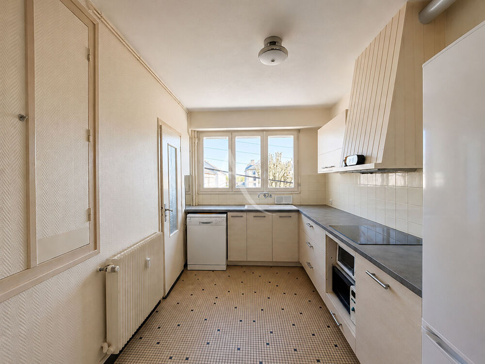 SAUMUR CENTRE - Appartement 70 m² avec balcon-terrasse, garage et cave.