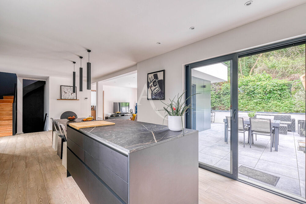 Villa d'architecte contemporaine avec piscine - les Coteaux de Chessy - 7 pièces - 175 m2