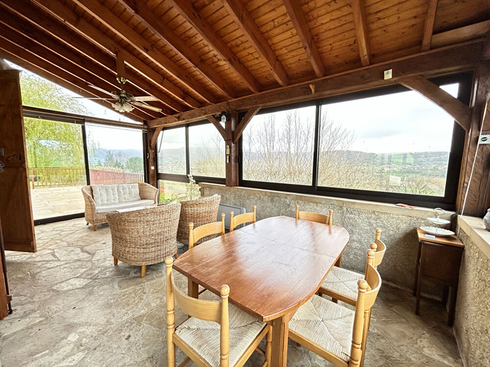 Maison de 180 m² avec vue carte postale. Nombreuses dépendances.