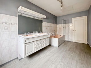  Immeuble à vendre 3 pièces 150 m²