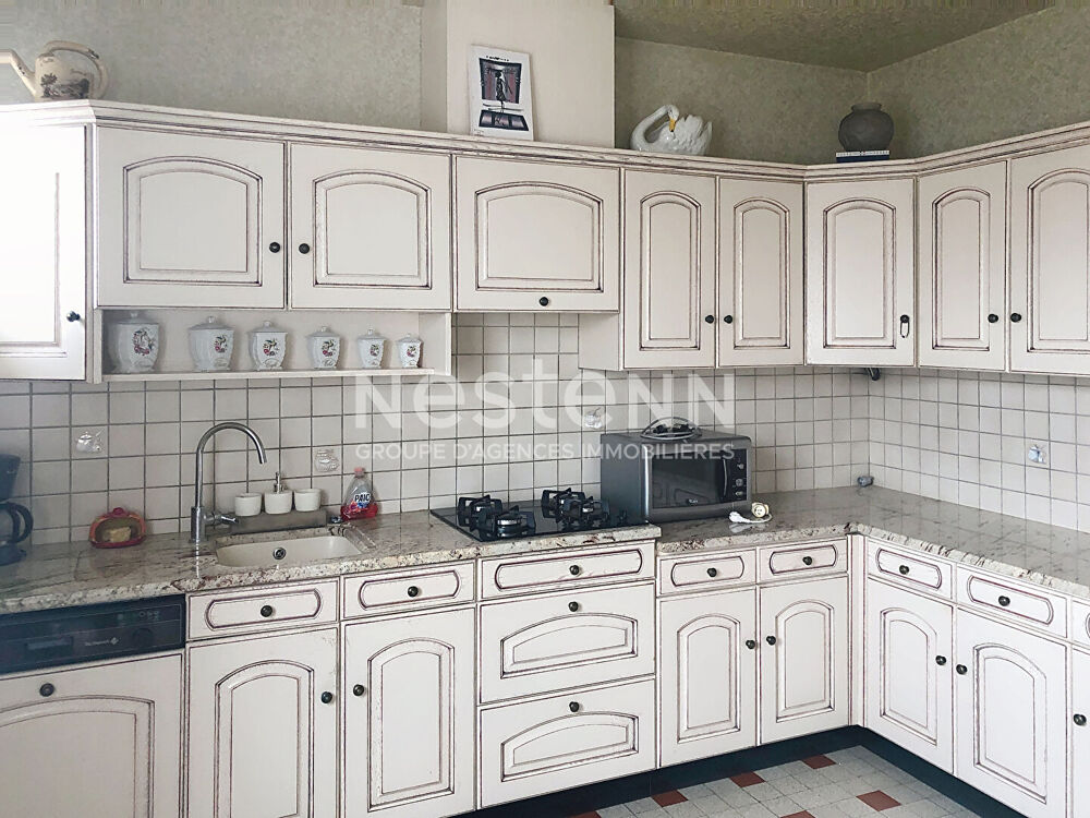 Proche centre MONTFAUCON Maison traditionnelle de 110 m2 environ avec terrain plat et garages