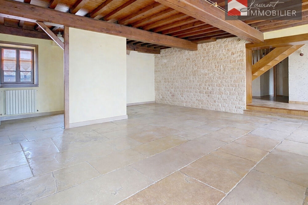 Corps de ferme de grande superficie, 4 chambres + dépendances - 01190 GORREVOD