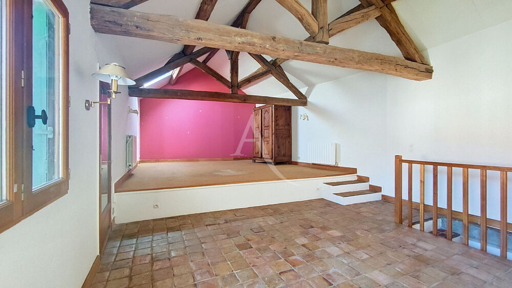 Maison de caractère - Ancien corps de ferme rénové - Nombreux espaces - Cour, préau et caves - 7 pièce(s) 195,12 m2