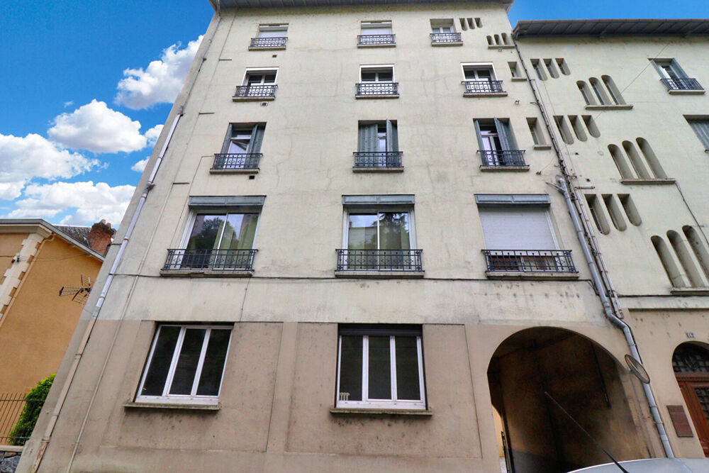CORREZE. TULLE. Appartement de 2 chambres au rez-de-chaussée avec parking.