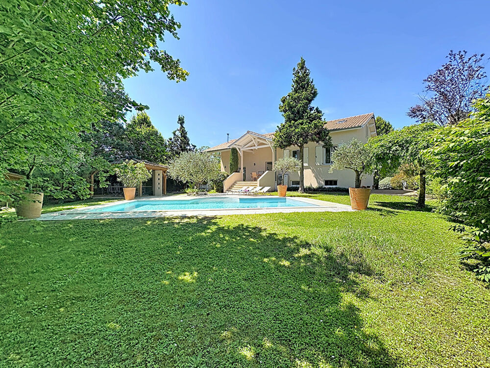 SOUS OFFRE - Maison de 4 chambres plus bureau, avec piscine, sur 1250 m².