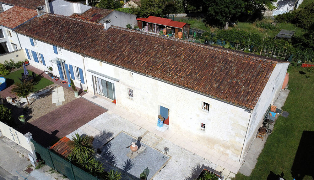 Maison 9 pièces 242 m2 avec dépendances. 5 min de SAINTES