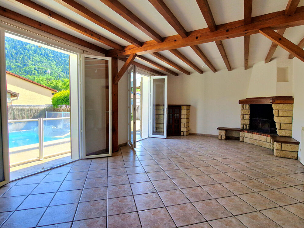 Maison de plain pied avec jardin, piscine et garage