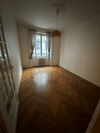  Appartement à louer 2 pièces 64 m²