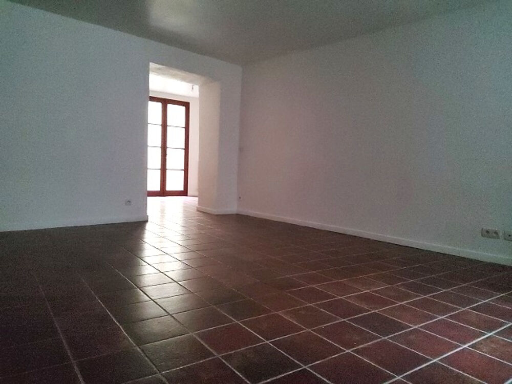 T 3 avec cour - 75 m² environ
