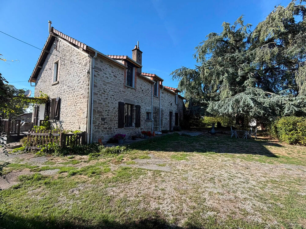 CREUSE - Superbe ferme entièrement rénovée avec dépendances et 2,7 hectares de terrain.