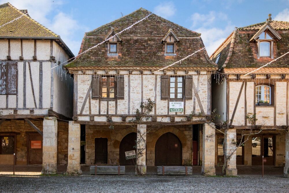 Maison historique sur la Place des Consuls - Bretenoux