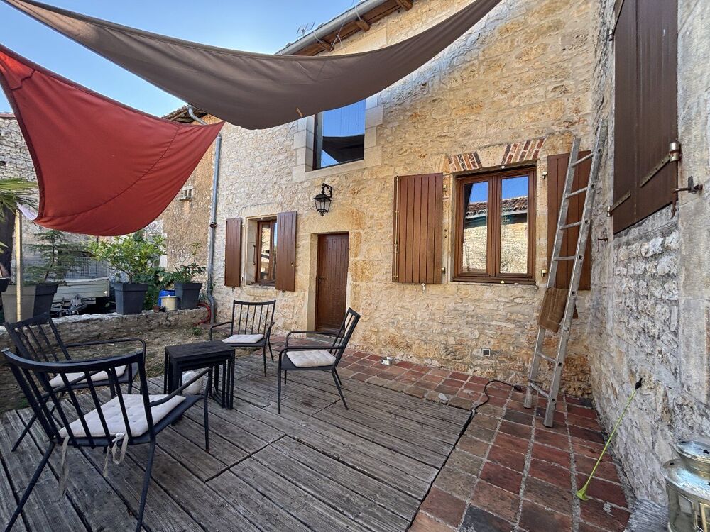 Maison de caractère au coeur d'un village avec seconde maison à finir de rénover et deux granges.