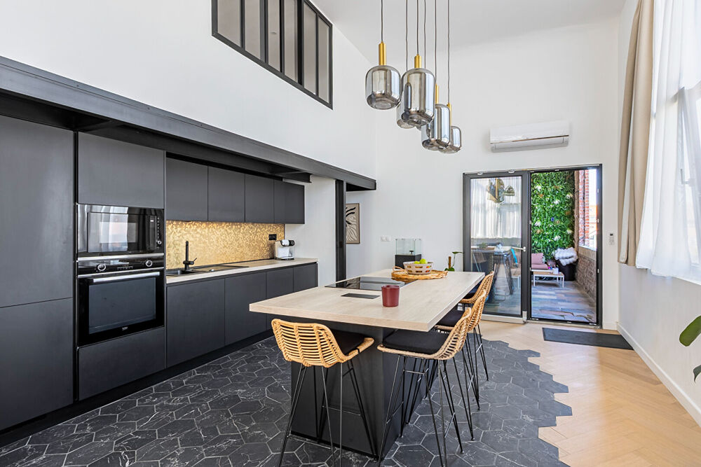 SUPERBE LOFT AVEC TERRASSE ET 2 STATIONNEMENTS A DEUX PAS DU TRAMWAY