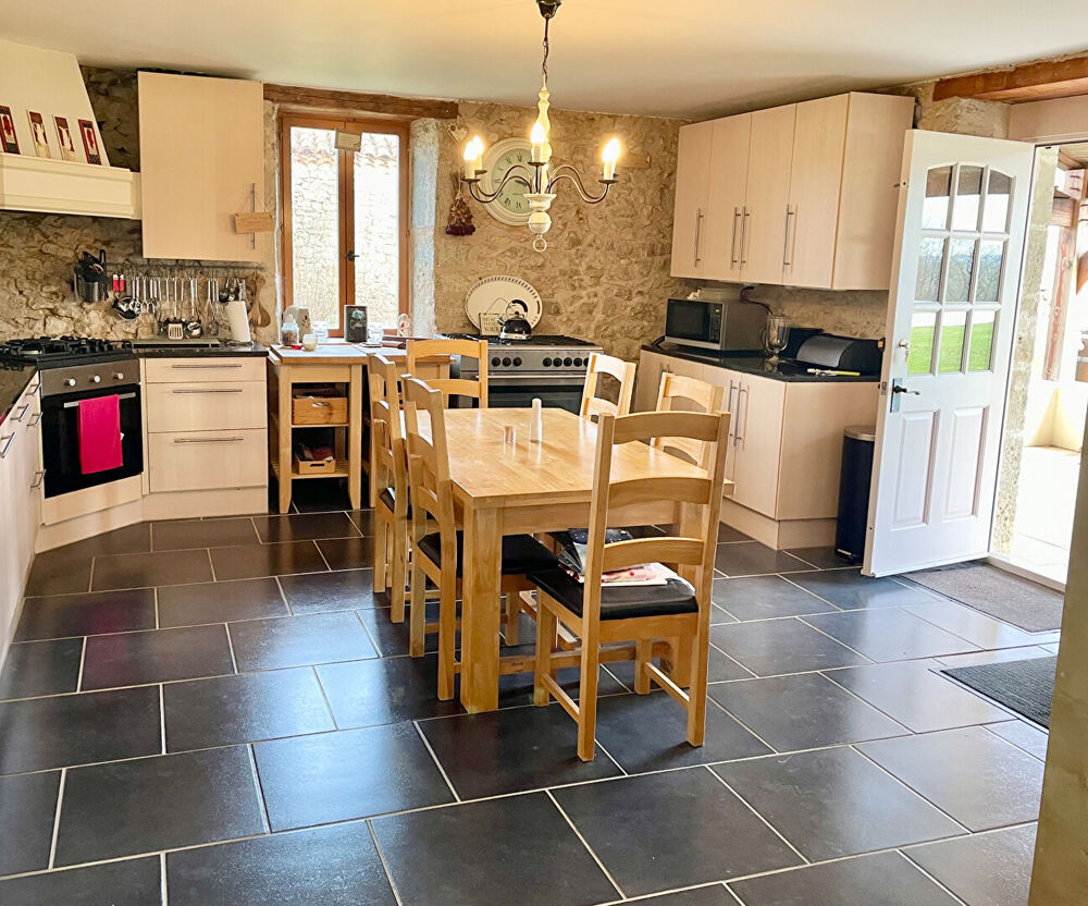 Vente Maison LOT-proche PUY L'EVEQUE  (130m2), Une maison en pierre rénovée offrant une vue panoramique, un terrain de 1,79 hectare, une pisc Puy l'eveque