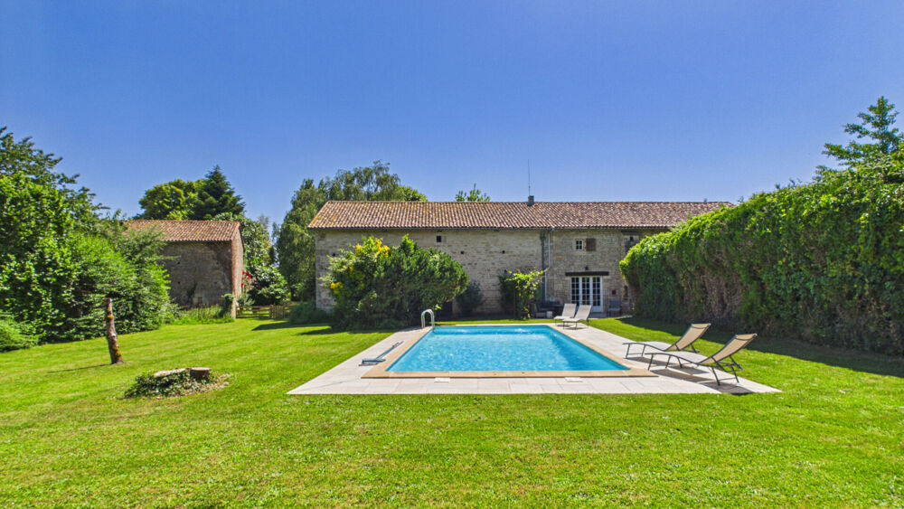 Superbe propriété de village en pierre de 4/5 chambres avec terrain privé, piscine et dépendances