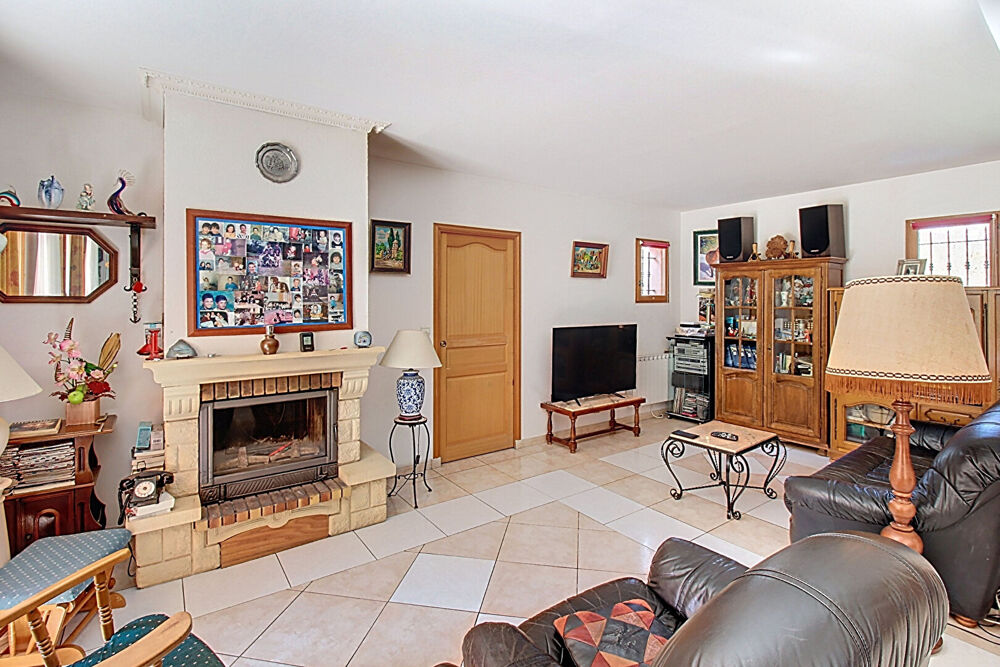 A VENDRE A CALLAS - MAISON de type T6/7 de 170m² environ sur grand terrain et double garage