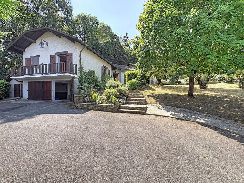 Vente Maison Maison  de 340 m² avec piscine, vue et calme au centre de Marennes. Marennes