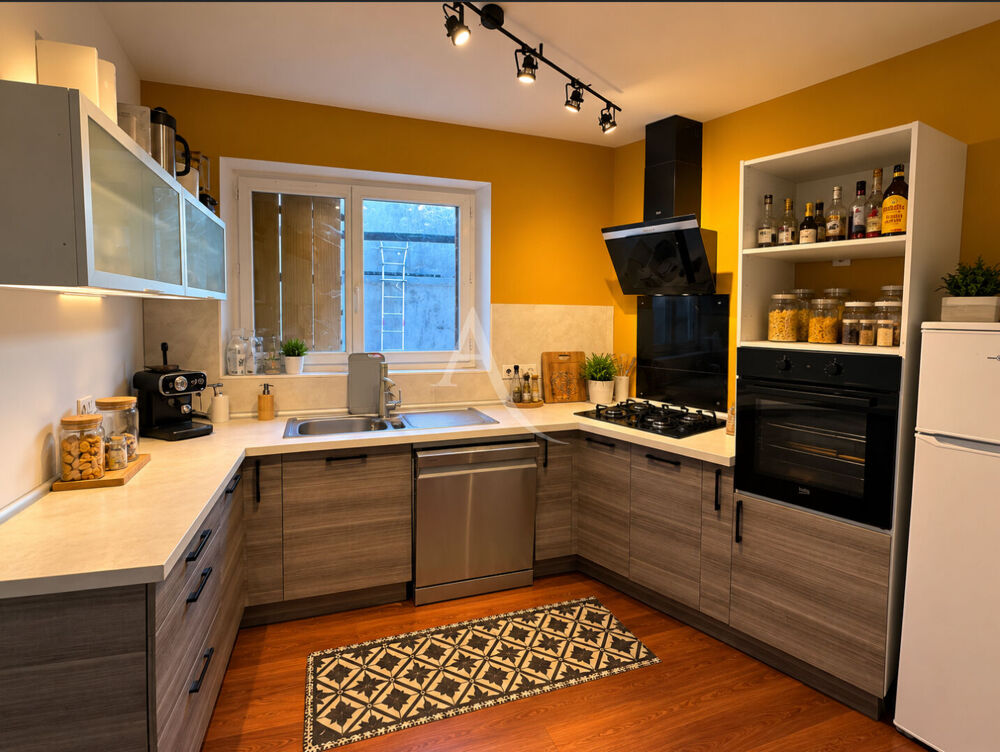 Brens . Maison de +/- 77 m² .
