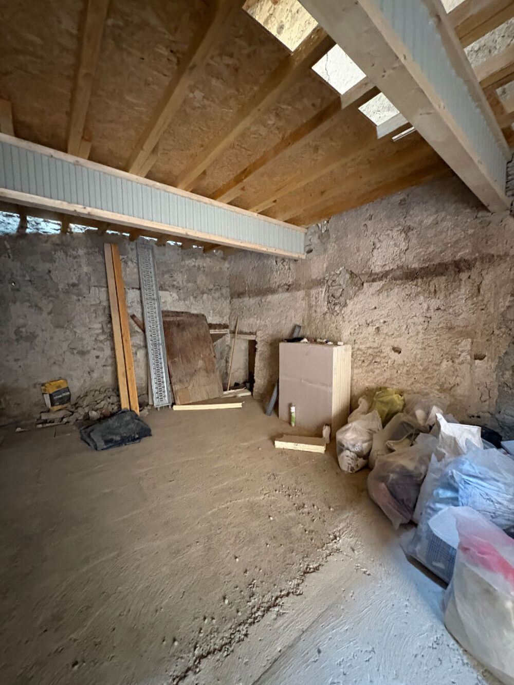 Vente Maison REMISE À RÉNOVER 82 m² SUR DEUX NIVEAUX FORT POTENTIEL D'AMÉNAGEMENT Saint hilaire