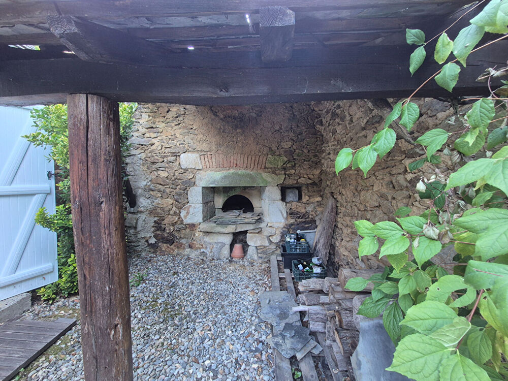 Vente Maison CORRÈZE. Près d'ARGENTAT. Magnifique grange en pierre réaménagée comprenant 6 chambres, un four à pain d'origine et un terrain d Saint sylvain
