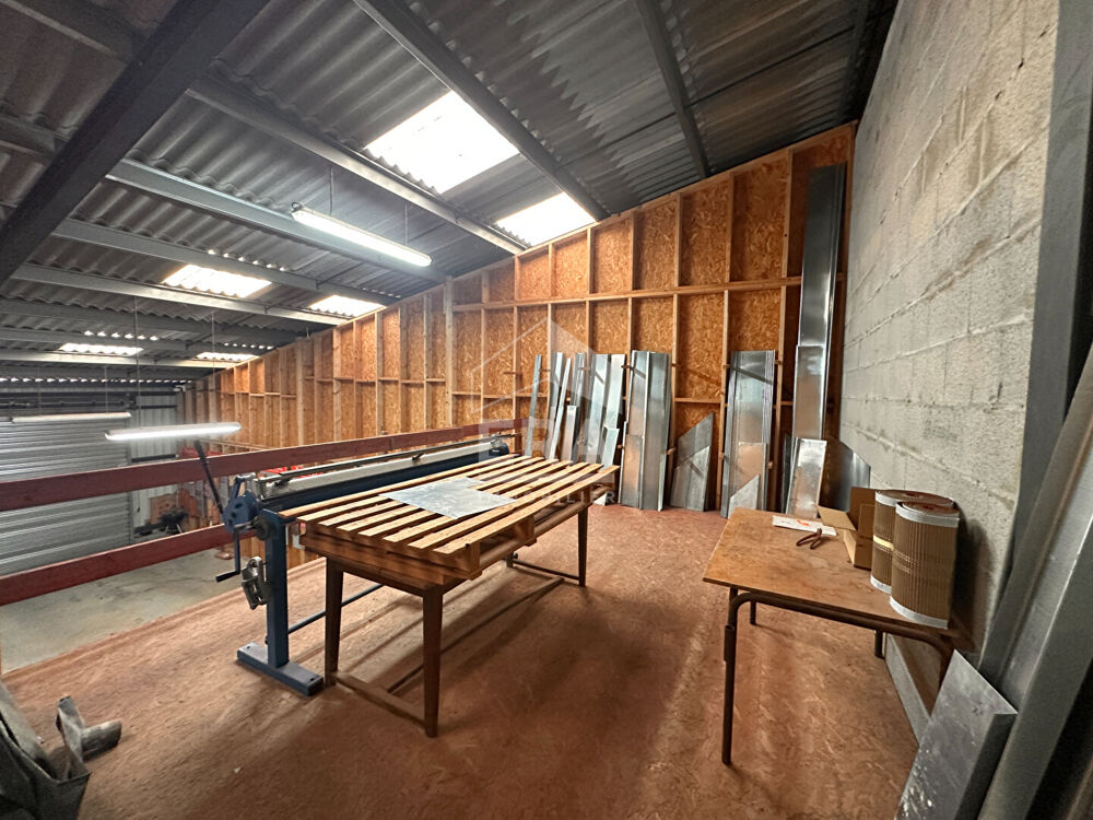   LOCAL PROFESSIONNEL : ENTREPÔT + BUREAU / 132 m² / COPRO RÉCENTE / 2 PARKINGS PRIVATIFS Saint laurent de la pree