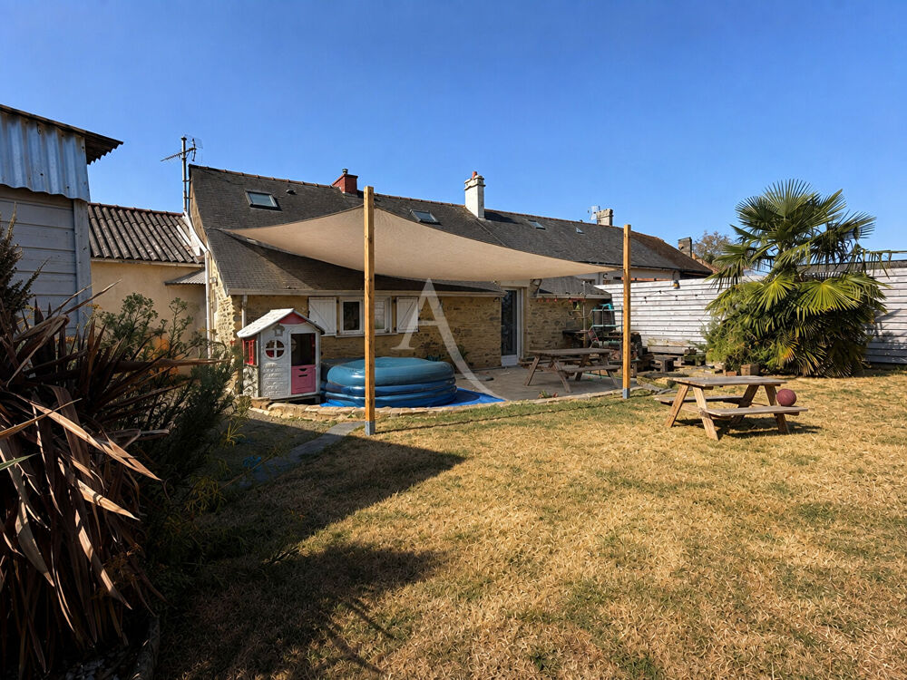 Maison en pierre mitoyenne avec cour, jardin clos, terrasse et garage
