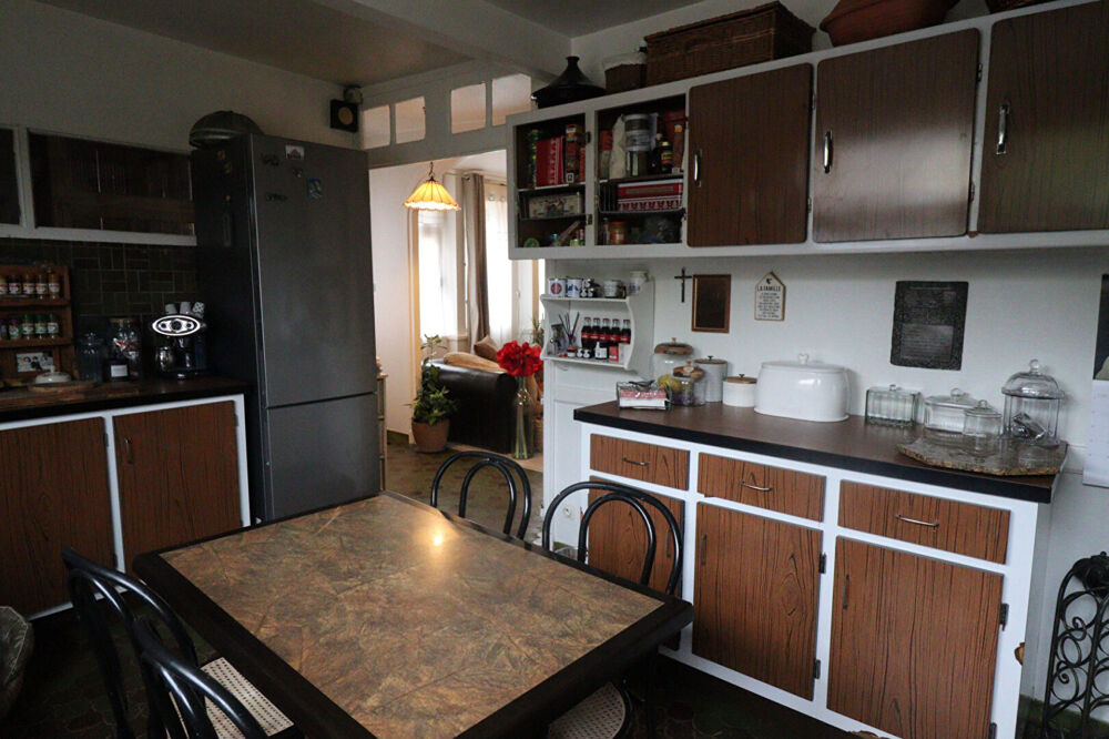 Vente Maison CORREZE. Uzerche. Maison en pierre avec 5 chambres, une deuxième maison à rénover, grande terrasse, bois et grand parking. Uzerche
