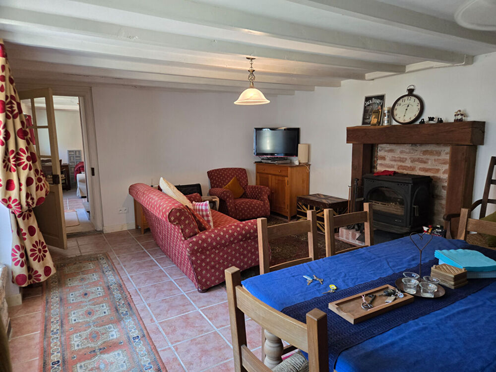 Vente Maison CHARENTE : Maison de village bien présentée avec 2 chambres, grange attenante et grand jardin arboré, idéalement située près de Brillac