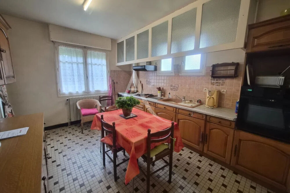 Une maison familiale pleine de potentiel sur un grand terrain clôturé? à découvrir sans tarder !