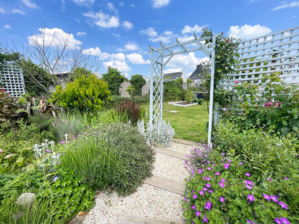 Vente Maison FINIST�RE: Ploz�vet. Charmante maison familiale r�nov�e de 5 chambres en bord de mer avec garage et jardin. Plozevet