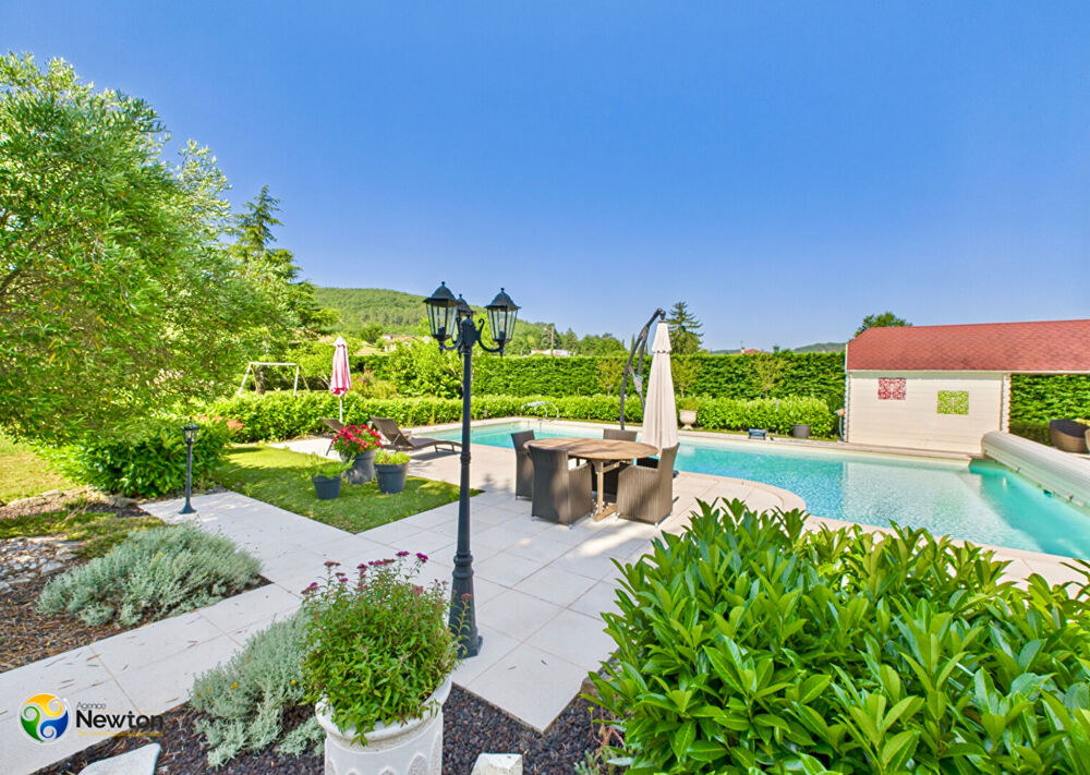 LOT- LUZECH Superbe propriété, 4 chambres, située dans un grand parc clos avec piscine chauffée.