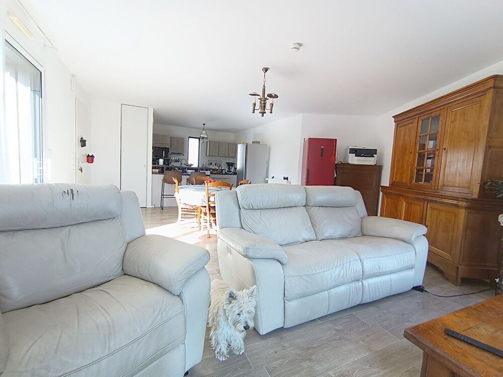 Appartement à vendre de 80 m2 avec une terrasse de 40 m2 au dernier étage d'une copropriété récente.