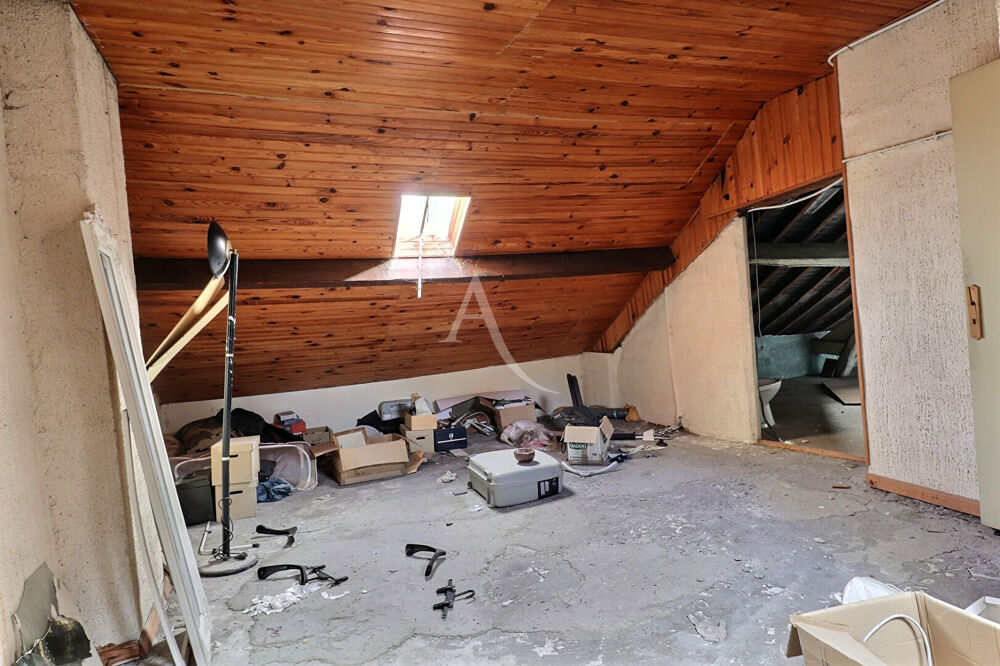 Vaste bâtisse de caractère début du XXème siècle Maisons Laffitte 10 pièce(s) 100 m2, cour intérieure, cave voutée !