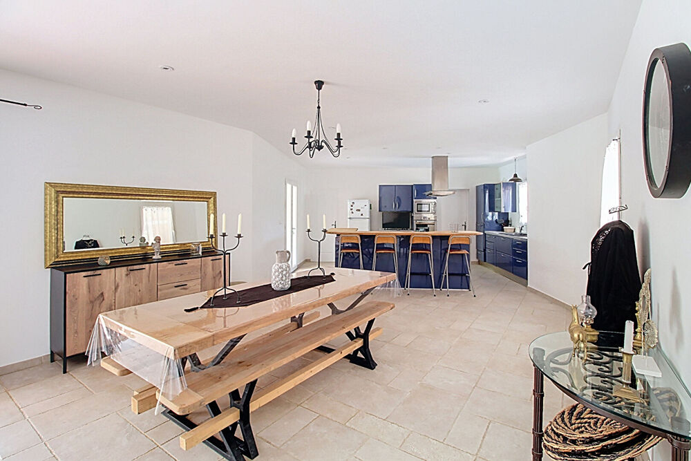 A VENDRE DRAGUIGNAN- Maison spacieuse avec PISCINE et terrain clos et arboré de 4000m² - Un véritable coup de coeur !