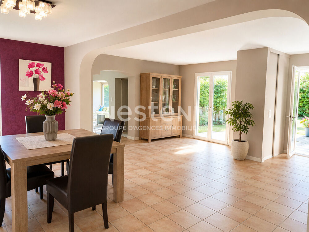 Maison de 197 m2 environ avec studio, piscine et stationnement sur un terrain de 600 m2