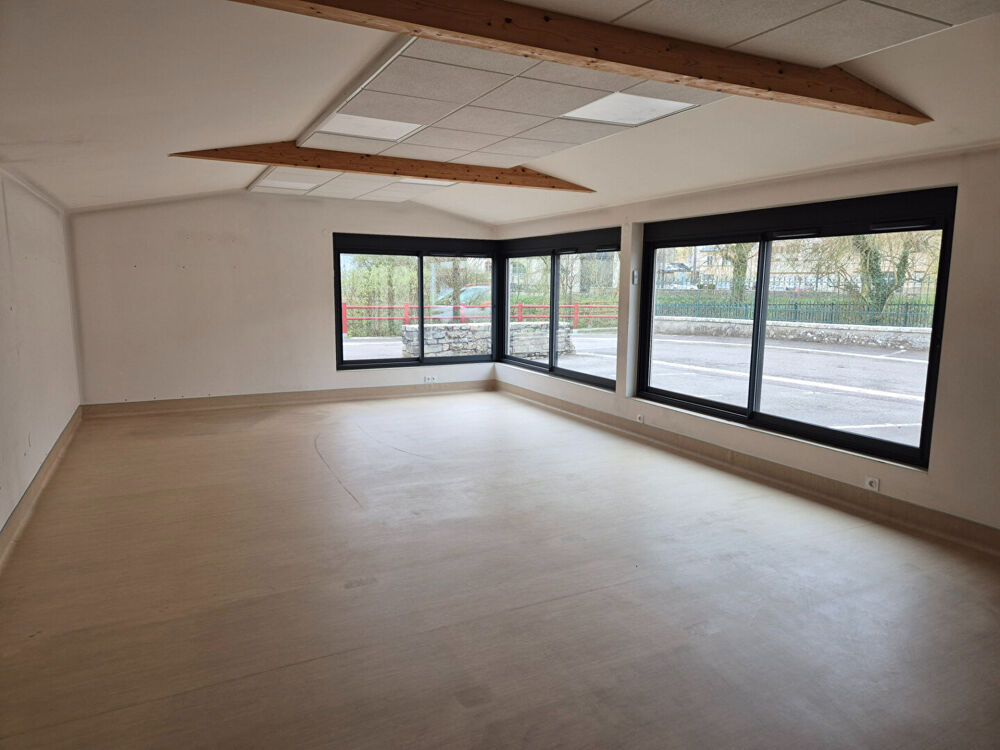Maison plain pied de 280 m2 sur 613 m2 de terrain clos avec piscine couverte